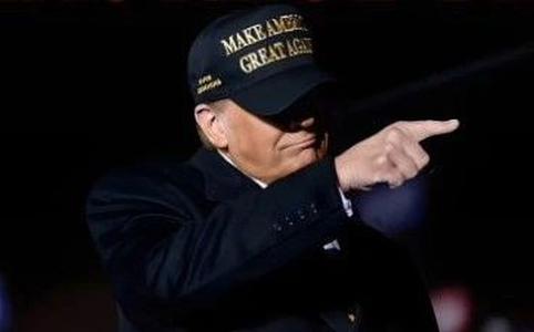 特朗普签署'大美丽法案'引发市场震荡与社会分裂