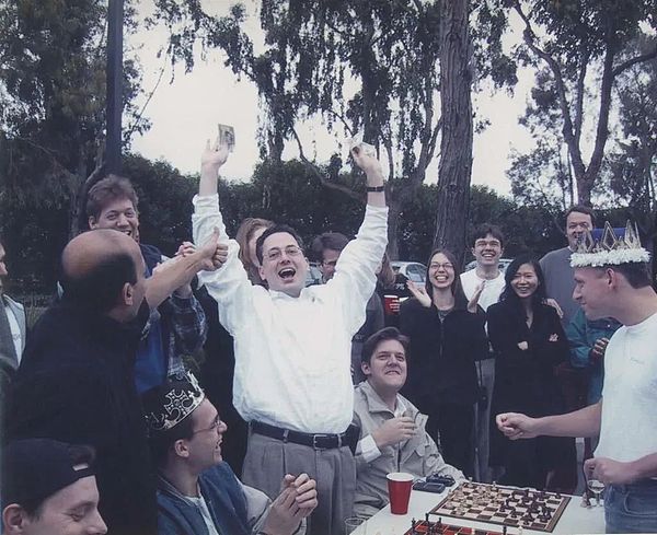 当硅谷染指战争：80亿人的数据被搓成核弹