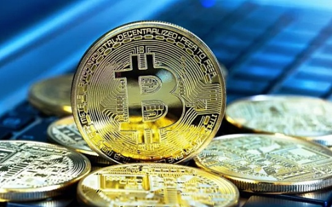 比特币突破12.2万美元创历史新高，链上数据预警过热风险