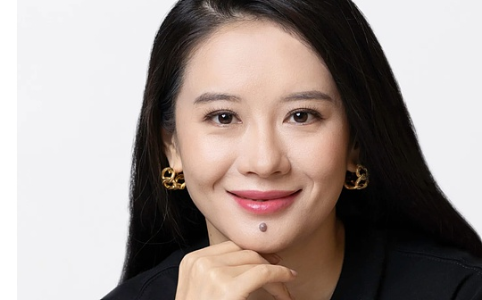 何一掌舵币安：从贫困村女孩到加密女王