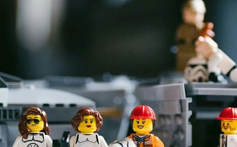 特朗普喊出‘等到明年’：美国就业数据疲软引发市场震荡