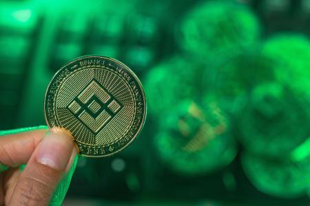 BNB突破1000美元创历史新高，通缩机制与机构入场推动市场趋势