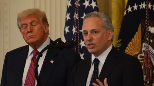 萨克斯超130天履职引争议 沃伦质疑特朗普加密顾问合规性