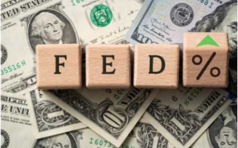 美联储官员集体谨慎：通胀担忧压制降息预期