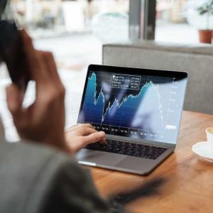 科技赋能散户：比特币波动与在线交易新趋势