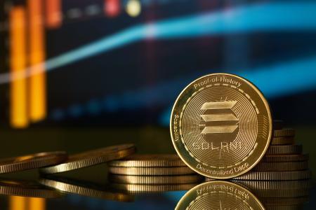 SOL冲关218美元阻力位 机构ETF预期引爆市场波动