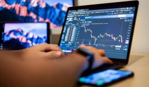 华尔街创纪录高点背后：市场过度兴奋引发回调预警