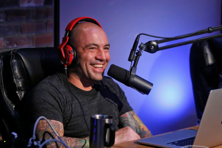 播客之王Joe Rogan：三小时对话如何撼动美国大选与媒体生态