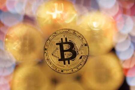 2025比特币跑输黄金美股：背后能量流向与信息密度的深层解析