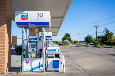 雪佛龙CVX股价逼近52周高点 委内瑞拉原油运输与哈萨克斯坦复产成关键驱动