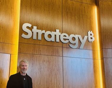 比特币跌破7.6万美元成本线，Strategy持仓面临未实现亏损压力