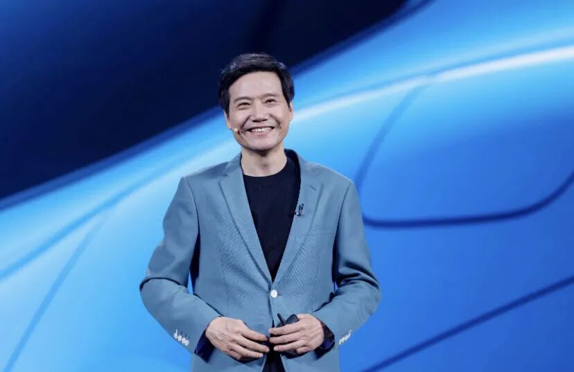 小米业绩报喜忧参半：手机业务承压，雷军豪掷600亿押注AI未来