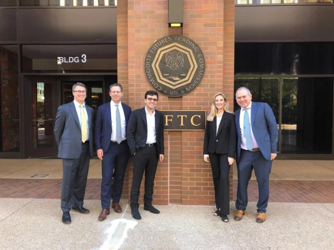 Kalshi八年创业史：拳击手身着西装站上擂台